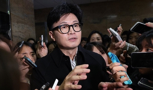 국민의힘 한동훈 대표가 6일 오전 취재진의 쏟아지는 질문을 받으며 국회를 나서고 있다.   [연합뉴스]